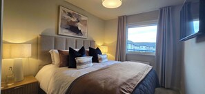 2 室のベッドルーム、アイロン / アイロン台、WiFi (無料)、ベッドシーツ