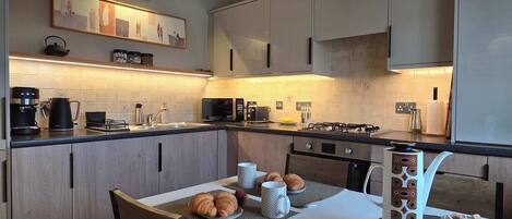 Kühlschrank, Mikrowelle, Ofen, Herdplatte