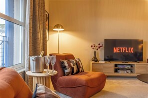 Smart TV - Stylish 2-Bed Apt | River Walk, Wi-Fi & Parking (Highland Council)