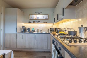 Fridge, microwave, oven, stovetop - Stylish 2-Bed Apt | River Walk, Wi-Fi & Parking (Highland Council)