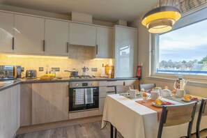 Fridge, microwave, oven, stovetop - Stylish 2-Bed Apt | Parking & Wi-Fi | Sleeps 4 (Highland Council)