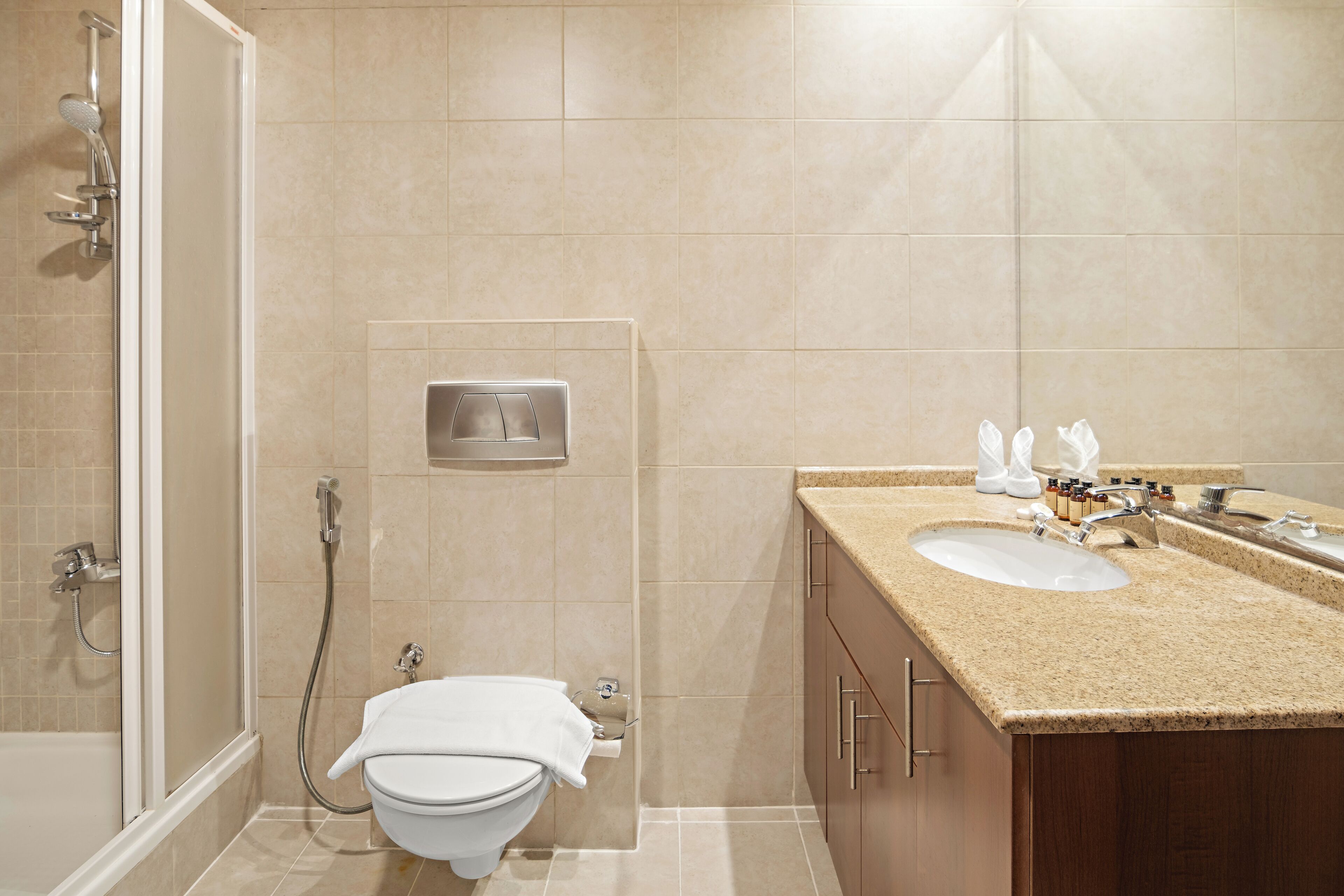 Une salle de bain équipée d’une douche, de toilettes et d’un lavabo avec un plan de travail.