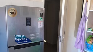 Un refrigerador Samsung de acero inoxidable con etiqueta 'Store Flexibly', '10 años de garantía' y '5 modos de conversión'.