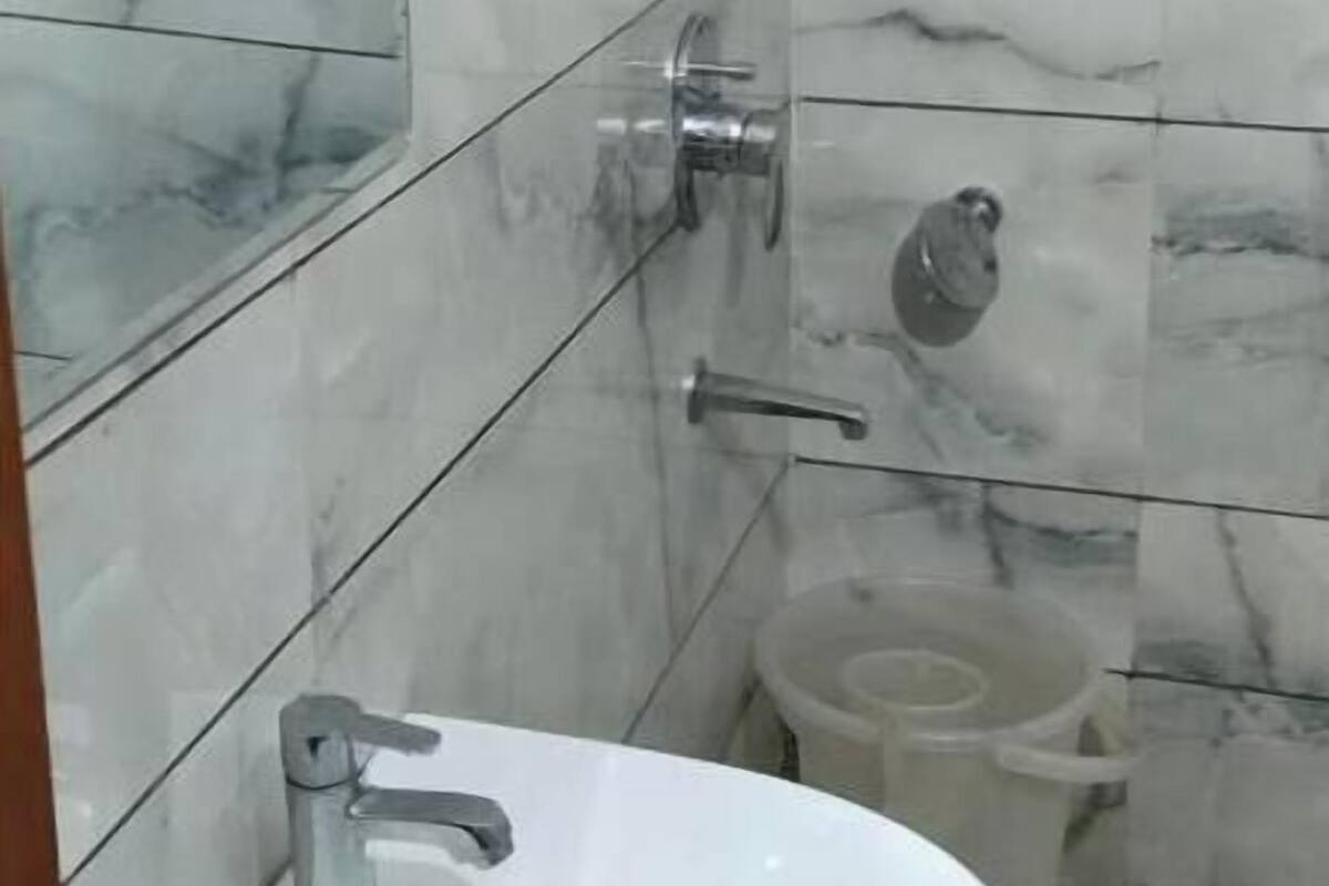 Ducha, artículos de higiene personal gratuitos, toallas y jabón