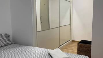 2 slaapkamers, een strijkplank/strijkijzer, gratis wifi, beddengoed