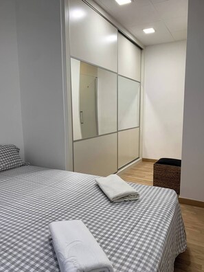 2 室のベッドルーム、アイロン / アイロン台、WiFi (無料)、ベッドシーツ