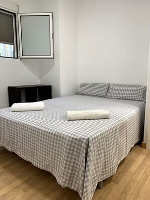 2 makuuhuonetta, silitysrauta/-lauta, ilmainen Wi-Fi, vuodevaatteet