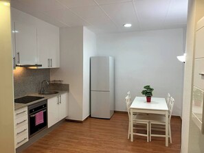 Microwave, oven, stovetop - Charming Apartment in Valencia, Next to the City of Arts and Sciences (València)