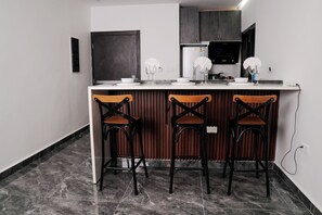 Dining - Appartement deux chambres Lit King-Size avec Balcon à Douala (Douala)