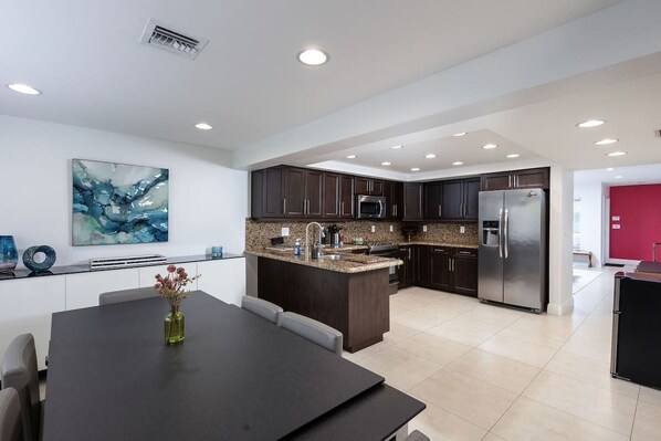 Fridge, oven, stovetop, dishwasher