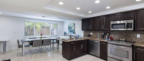 Een koelkast, een oven, een kookplaat, een vaatwasser