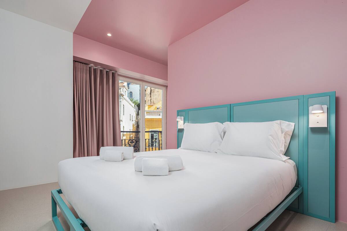 Kamar Double atau Twin Premium, pemandangan kota | Tirai kedap cahaya dan Wi-Fi gratis