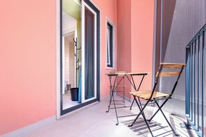 Habitación clásica doble, balcón | Cortinas opacas y wifi gratis