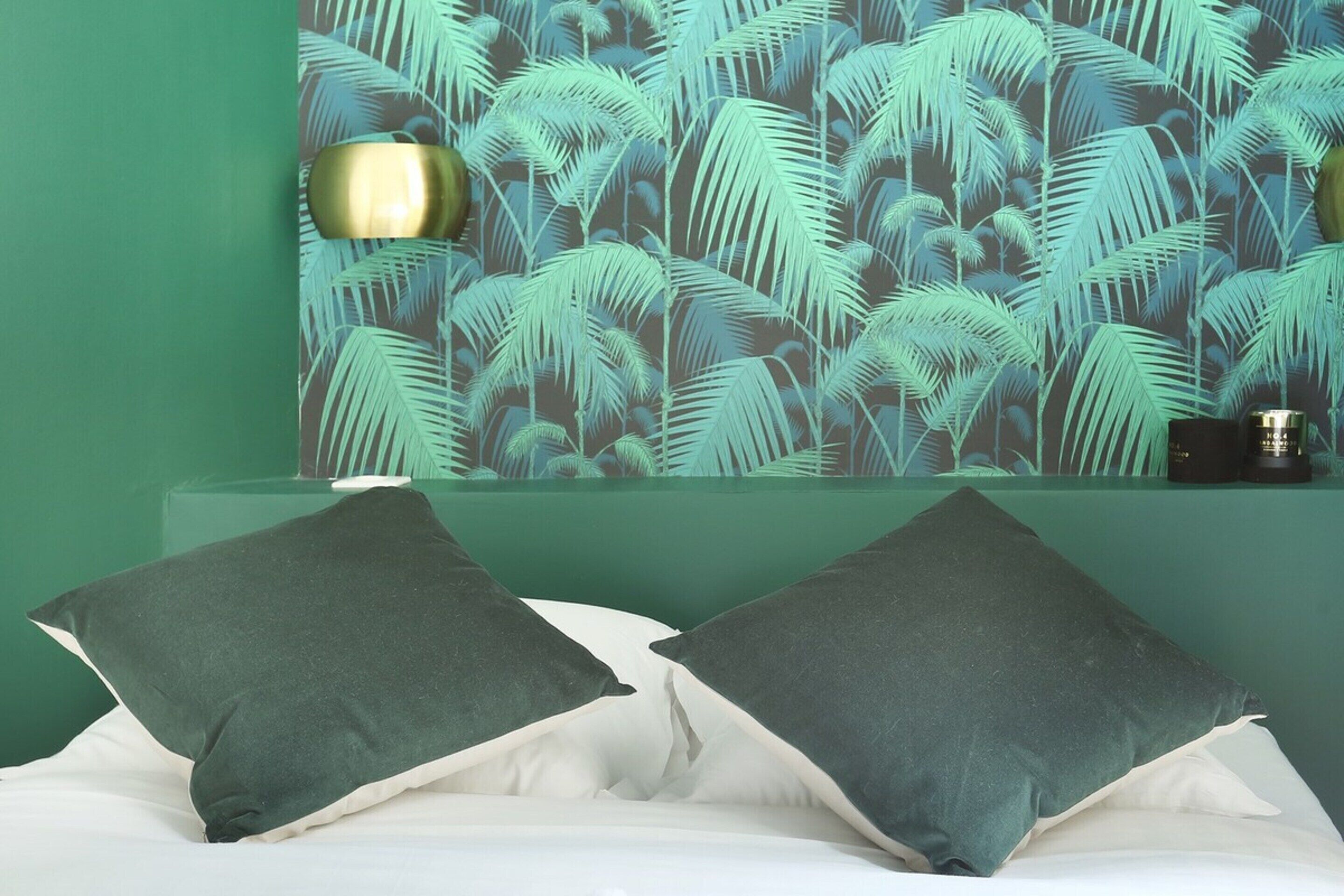 2 bedrooms, laptop workspace, iron/ironing board, bed sheets