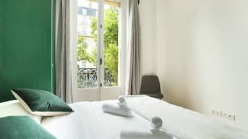 LÀgenhet | 2 sovrum, arbetsyta för laptop, strykjÀrn/strykbrÀda och sÀngklÀder