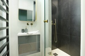 Apartment | Bathroom | Hair dryer, towels