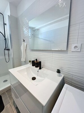 Douche, sèche-cheveux, serviettes fournies