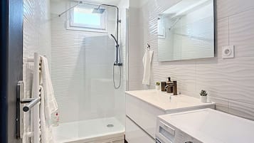Douche, sĂšche-cheveux, serviettes fournies