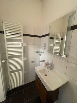 Dusche, Haartrockner, Handtücher, Seife