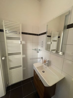 Dusche, Haartrockner, Handtücher, Seife