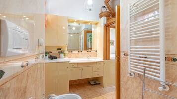 Een douche, een haardroger, handdoeken