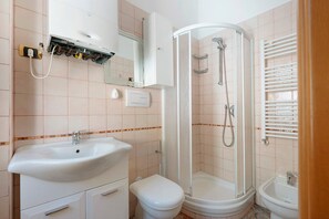 Dusche, Haartrockner, Handtücher