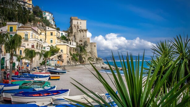 A coastal town with colorful buildings, a beach, and boats. - Apartment 'Ce Tour - Casa Cetara Centro' with Balcony, Wi-Fi and Air Conditioning (Cetara)