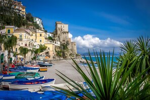 A coastal town with colorful buildings, a beach, and boats. - Apartment 'Ce Tour - Casa Cetara Centro' with Balcony, Wi-Fi and Air Conditioning (Cetara)