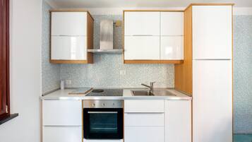 Een koelkast, een oven, een kookplaat, een waterkoker