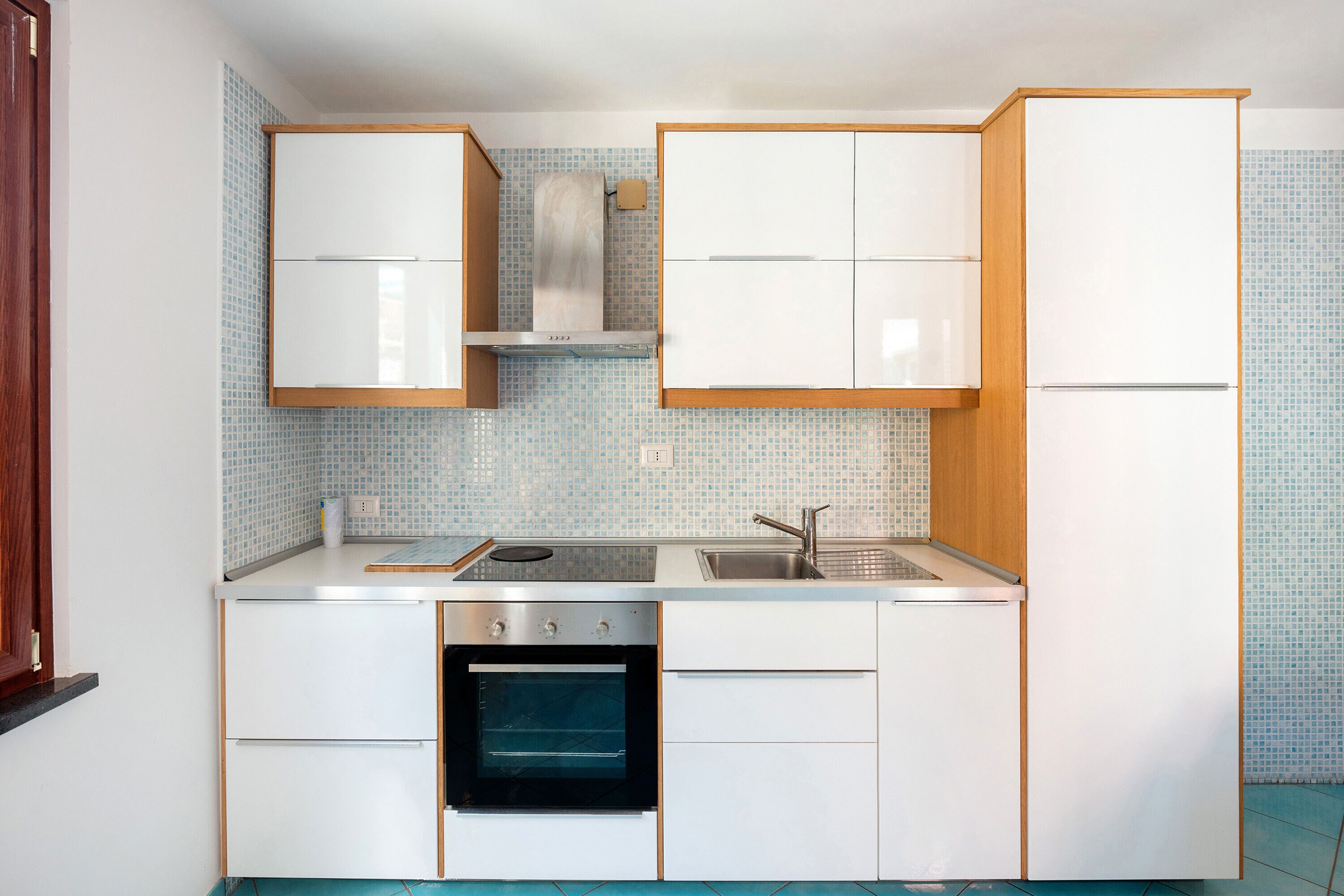 Frigorífico, horno, placa de cocina y hervidor eléctrico