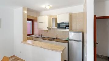 KylskÄp, mikrovÄgsugn, spishÀll och vattenkokare