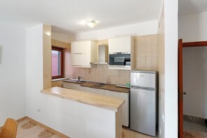 Frigorifero, microonde, piano cottura, bollitore elettrico