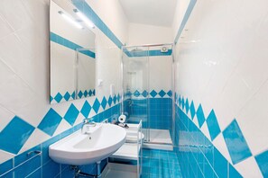 Een douche, een haardroger, handdoeken