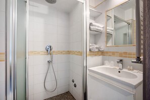 Een douche, een haardroger, handdoeken