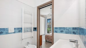 Ein Badezimmer mit Toilette, Bidet und Waschbecken.