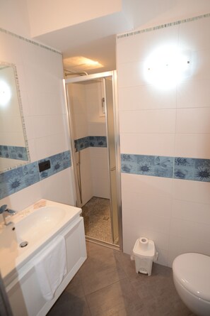 Douche, sèche-cheveux, serviettes fournies