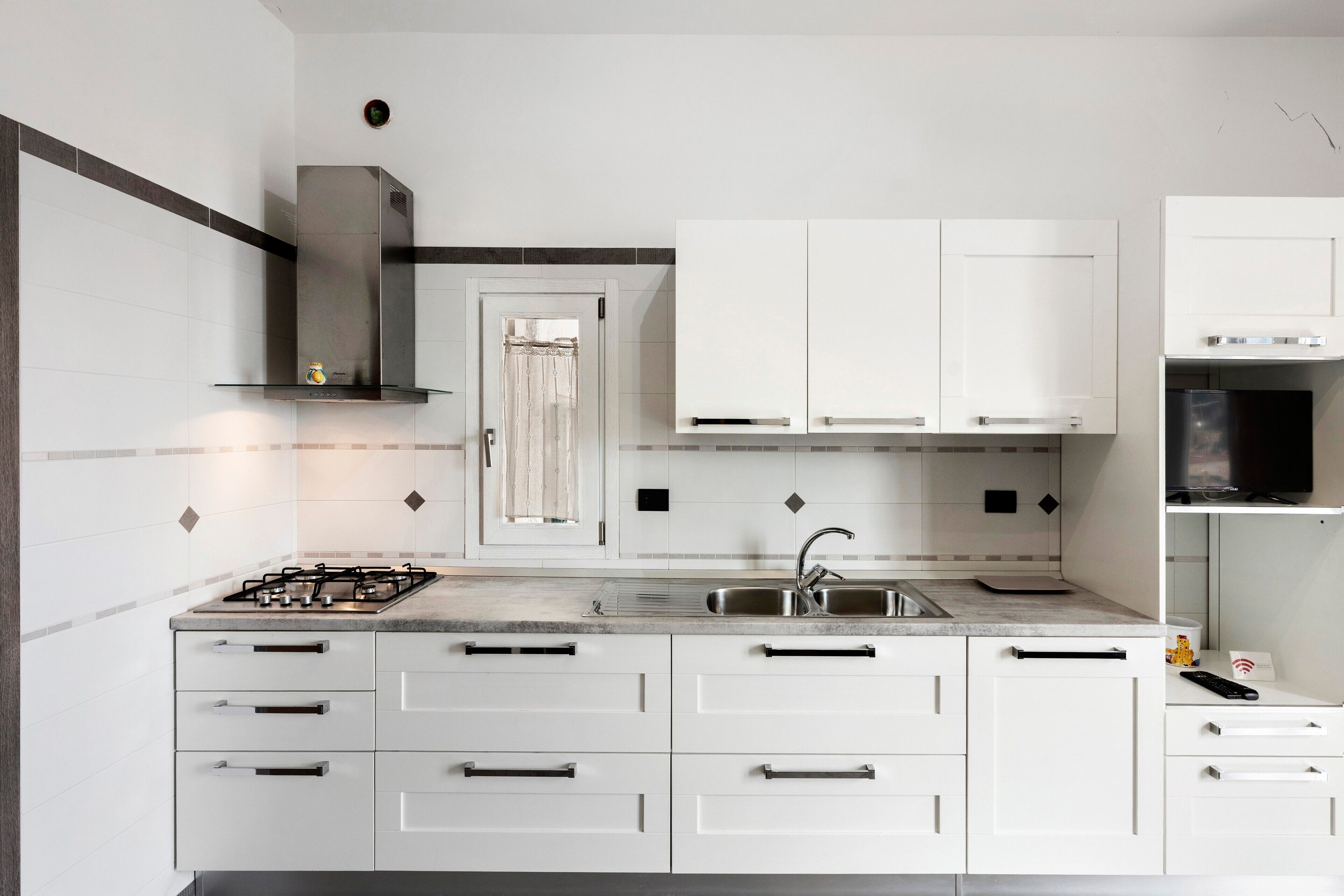 冰箱、炉灶、电热水壶、厨具/餐具