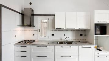 雪櫃、爐具、電熱水壺、廚房用具/餐具/器皿