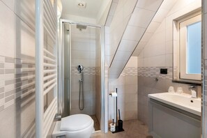 Douche, sèche-cheveux, serviettes fournies