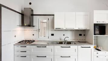 KĂŒhlschrank, Herdplatte, Wasserkocher, Kochgeschirr/Geschirr/Besteck