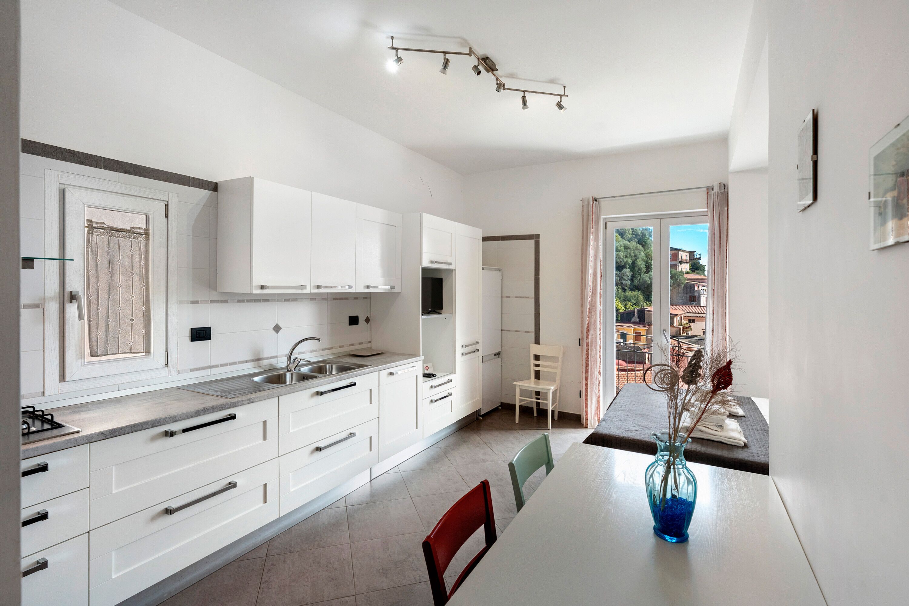 Frigorifero, piano cottura, bollitore elettrico