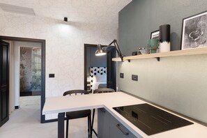 Geladeira, micro-ondas, fogão, cooktop