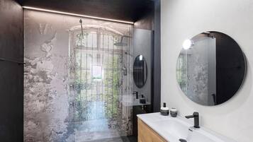 Dusche, Haartrockner, HandtĂŒcher