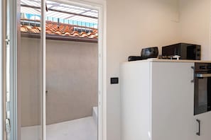 Frigorífico, microondas, horno y placa de cocina