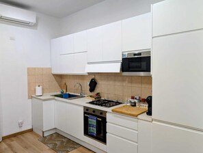 Kühlschrank, Mikrowelle, Ofen, Herdplatte