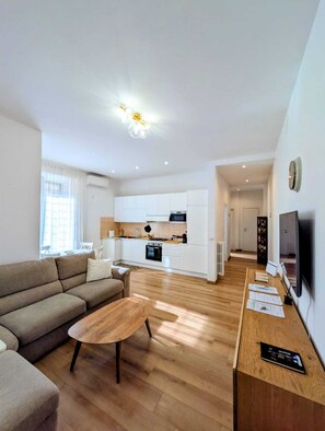 Smart TV, books - Family-friendly apartment. 20 min walk to Vatican and shoping areas. (Roma)