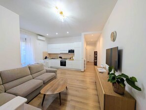 Een smart-tv en boeken