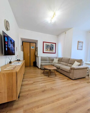 Een smart-tv en boeken