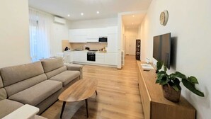 A modern apartment with a living room, kitchenette, and a dining area. - Family-friendly apartment. 20 min walk to Vatican and shoping areas. (Roma)