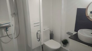 Dusche, Haartrockner, Handtücher, Toilettenpapier